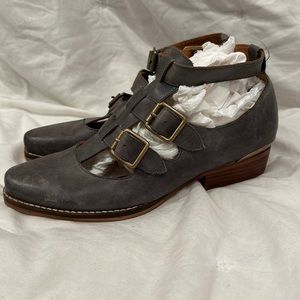 Latigo dark gray leather sandals size 6